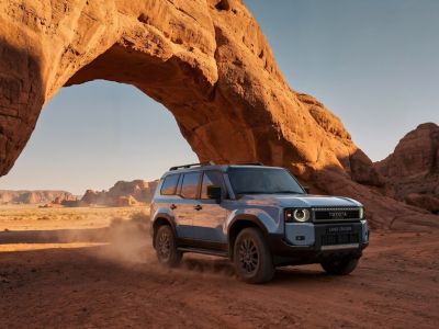 Der Land Cruiser wirft sich zum Geburtstag in Schale 
