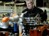 Kobot hilft Ford-Mitarbeiter in der Fertigung - Bild 4