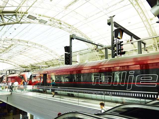 Auch zwei Hunde blieben im Zug zurück - Bild 1