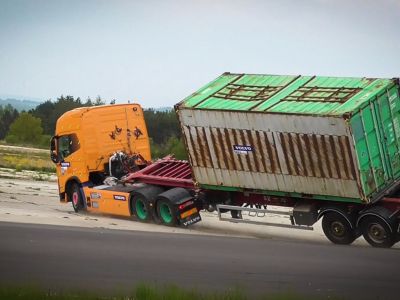 Volvo testet Crashsicherheit des FM Electric