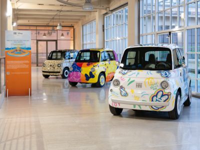 Fünf Fiat Topolino begrüßen Besucher des Einkaufzentrums