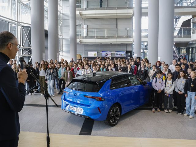 Girls‘ Day bei Opel: Teilnehmerinnen im Gespräch mit weiblichen Fachkräften - Bild 1