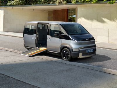 Kias elektrischer Kleinbus PV5 wird rollstuhlgerecht