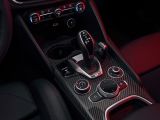 Alfa Romeo bringt Luna Rossa vom Wasser auf die Straße - Bild 32