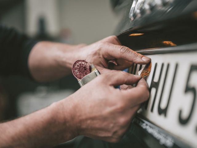 Das Farben- und Zahlenspiel der HU-Plakette - Bild 1