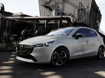Mazda 2 rollt aktualisiert ins neue Jahr