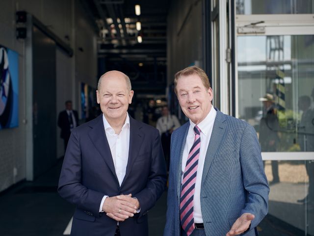 Bill Ford und Olaf Scholz eröffnen Electric Vehicle Center in Köln - Bild 1