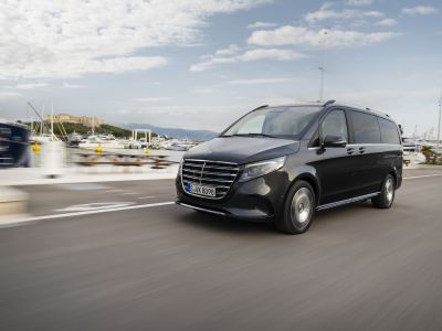 Das Champagner-Glas nimmt die Fahrt nicht krumm