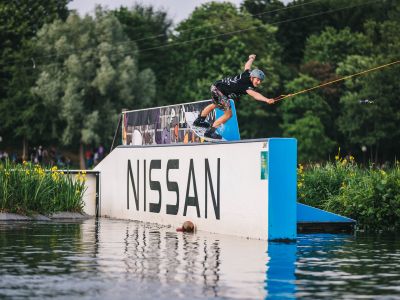 Nissan mischt sich unter die Wakeboarder