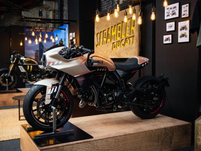 Ducati Scrambler im Cafè-Racer-Stil und Mad-Max-Look