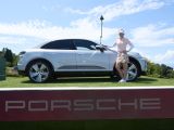 Britische Golferin holt sich den Porsche Macan Electric - Bild 3