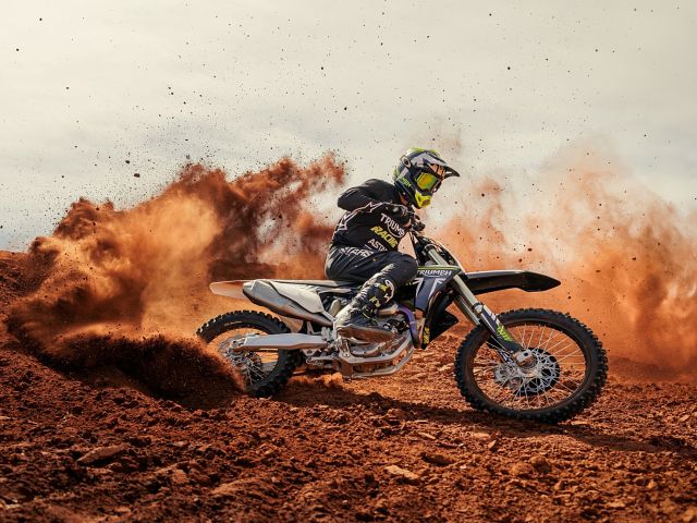Triumph unterstützt Motocrosser - Bild 1
