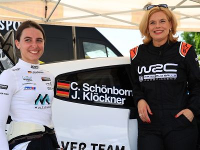 Die Bundestagspräsidentin im Rallyeauto