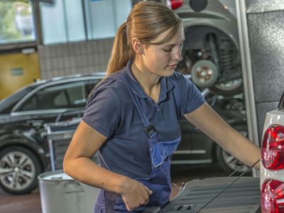 ZDK verteidigt höhere Stundensätze für Arbeiten an E-Autos