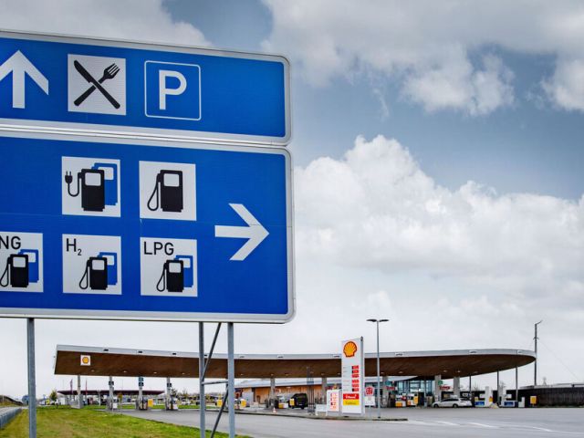 An der Autobahntankstelle kostet der Liter im Schnitt 33 Cent mehr - Bild 1