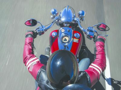 Motorrad fahren: Mit kühlem Kopf und ausreichend Abstand