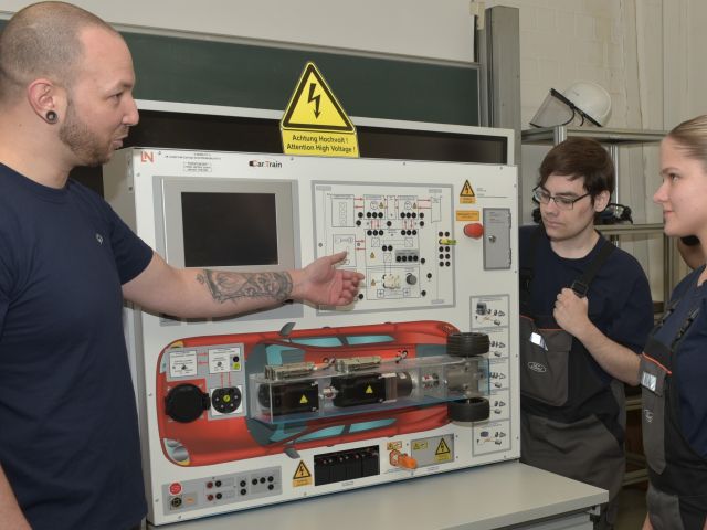 Ford bereitet Auszubildende auf die Fertigung der Zukunft vor - Bild 1