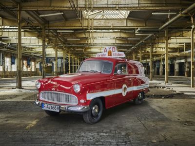 Historische Pannenhilfsfahrzeuge und ein Formel-E-Bolide