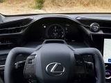 Der Lexus RZ 550e F Sport simuliert Gangwechsel - Bild 4