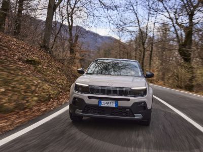 Fahrbericht Jeep Avenger e-Hybrid: Eine Brücke zur Elektromobilität