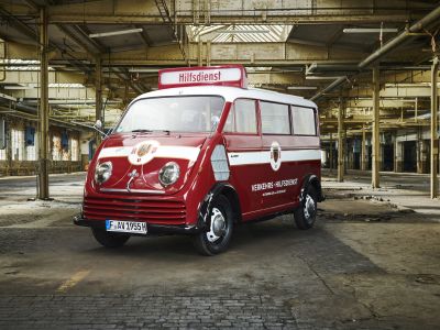 Retro Classics: Historische Pannenhilfsfahrzeuge und Rennwagen 