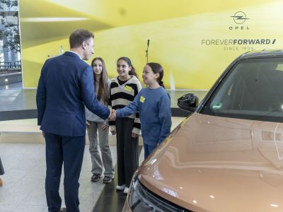 180 Schüler und Schülerinnen schauen sich bei Opel um