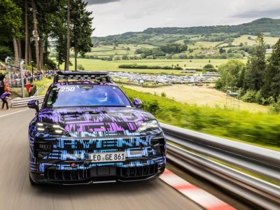 Getarnter Porsche Cayenne Electric stürmt den Berg hoch