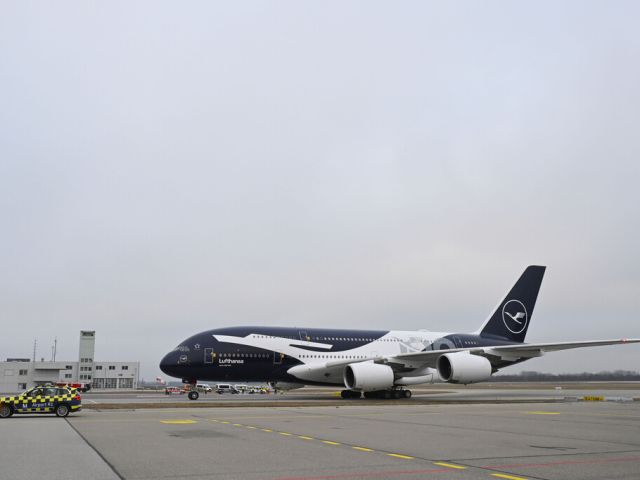 Ein Airbus A 380 fliegt als XXL-Kranich  - Bild 1