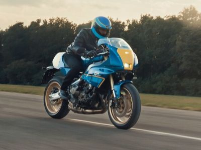 Blaue Yamaha XSR 900 GP erinnert an Christian Sarron