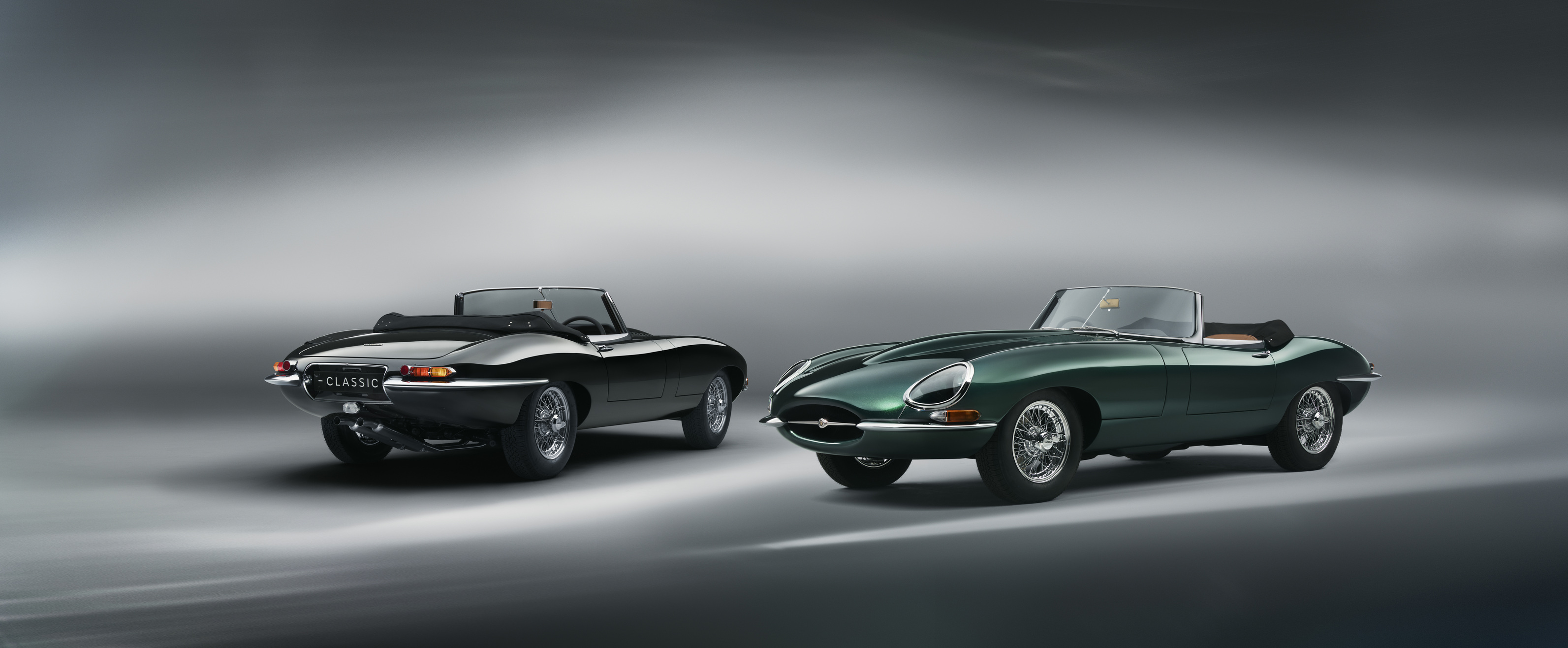 Zwei Jaguar E-Type beim Juwelier
